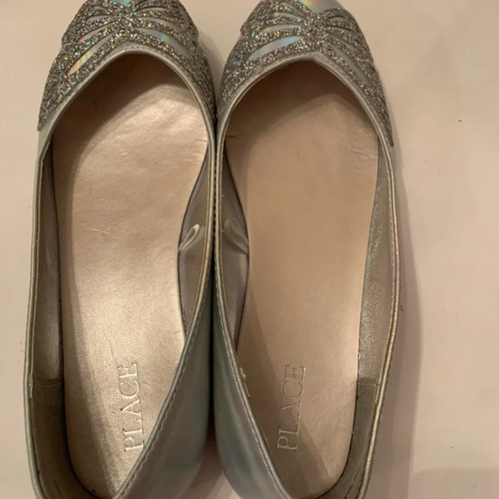 Place Silver Shoes with Glitter Butterfly Size 4